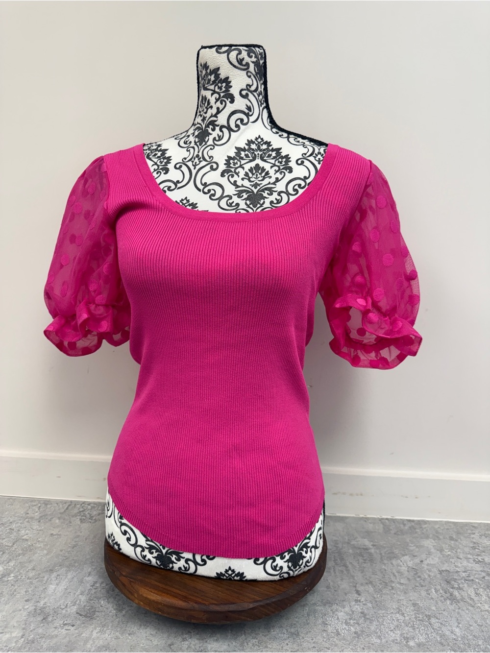 Characters)

Entro Pink Ribbed‎ Puff Sleeve Swiss Dot Top